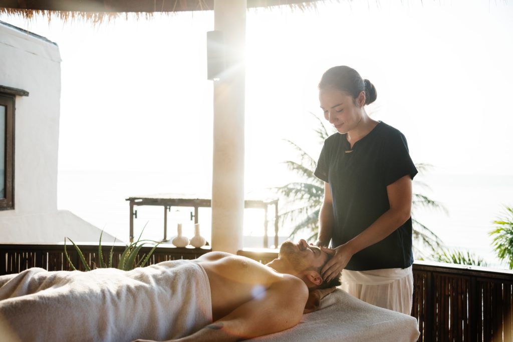 Uppskattar man massage kan man utbilda sig till massör