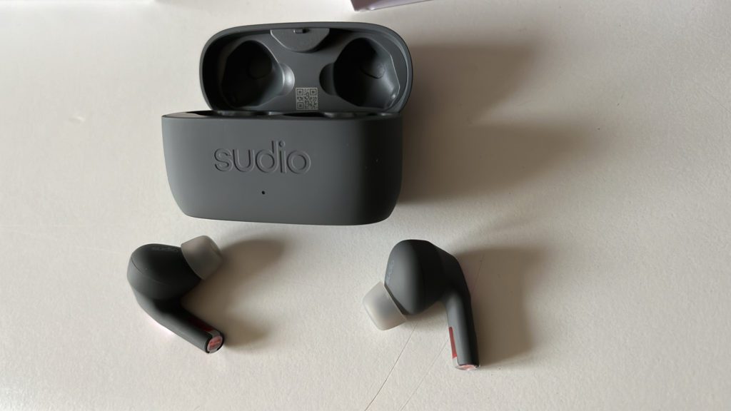 Recension Sudio E2 hörlurar